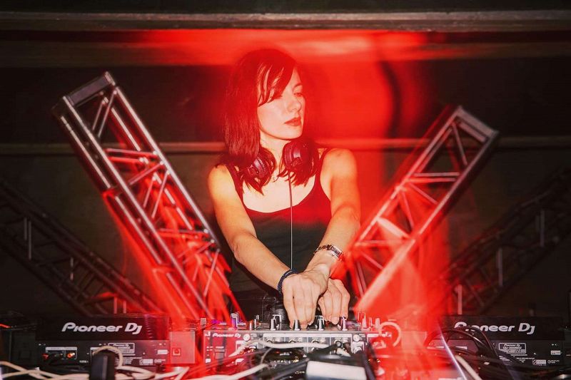 Minimal Wave w/ Veronica Vasicka