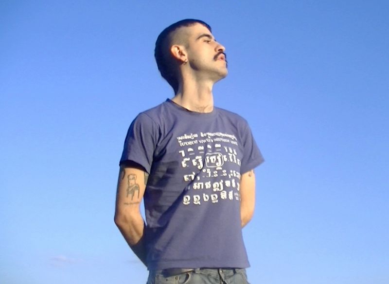 Chico Blanco w/ Juguete