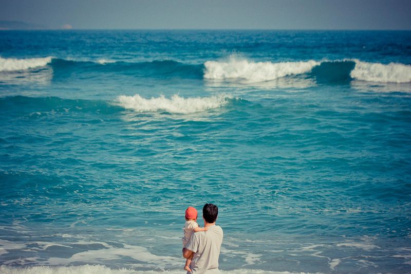 HEARING VOICES W/ SANDRO MARAVILLAS