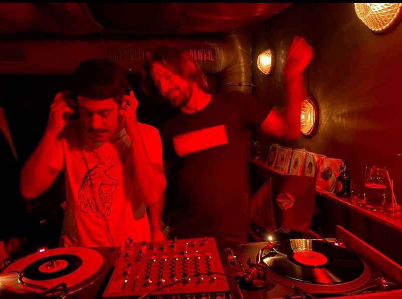 Onotesla w/ Vampiro & Nave Migratoria