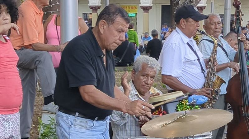 OnoTesla presents Radio Vampiro - Cumbia Salvadoreña from the 60-90s